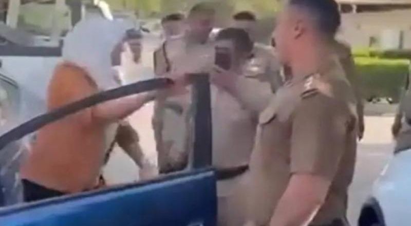 شاهد: ضابطة عراقية برتبة ملازم تعتدي على زميلها المقدم في شارع ببغداد.. والأخير يقوم بلي ذراعها أمام زملائه